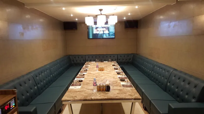 긴 대리석 테이블과 소파가 배치된 강남달토의 단체 공간
